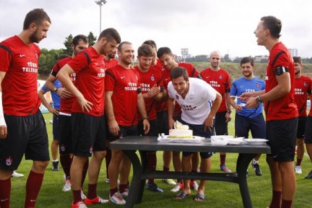 Trabzonspor'da genç futbolcu Zeki'nin doğum günü kutlandı