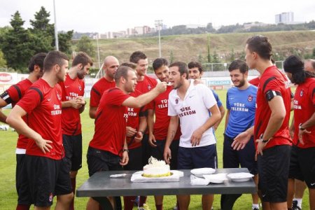 Trabzonspor'da genç futbolcu Zeki'nin doğum günü kutlandı