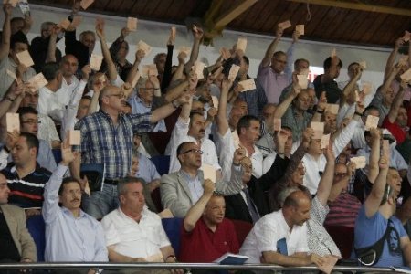 Trabzonspor'da yeni yönetimin görev süresi 2 yıl uzatıldı