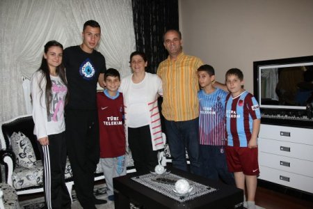 Trabzonsporlu Emre’den anlamlı ziyaret