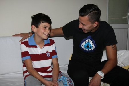 Trabzonsporlu Emre’den anlamlı ziyaret
