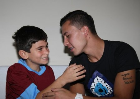 Trabzonsporlu Emre’den anlamlı ziyaret