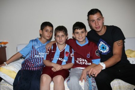 Trabzonsporlu Emre’den anlamlı ziyaret