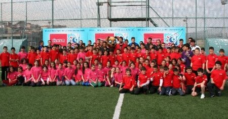 Trabzonsporlu futbolcular, Grassroots Şenliği'nde çocuklarla buluştu