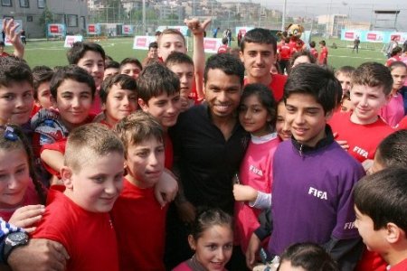 Trabzonsporlu futbolcular, Grassroots Şenliği'nde çocuklarla buluştu