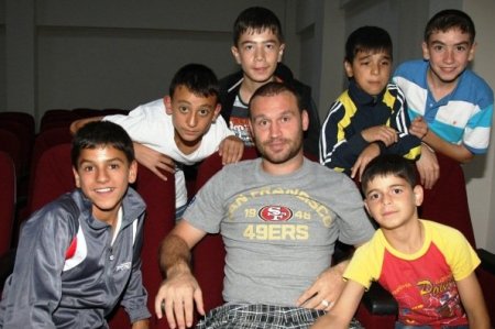 Trabzonsporlu futbolcular, sevgi evlerindeki gençleri ziyaret etti