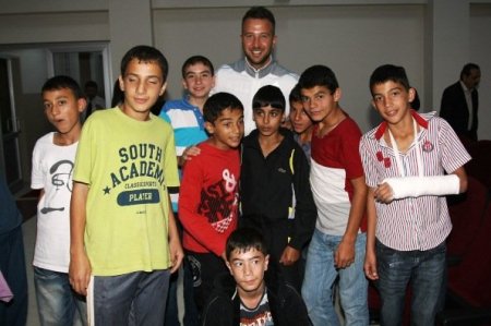 Trabzonsporlu futbolcular, sevgi evlerindeki gençleri ziyaret etti