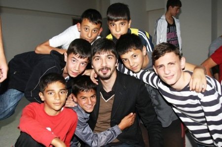 Trabzonsporlu futbolcular, sevgi evlerindeki gençleri ziyaret etti