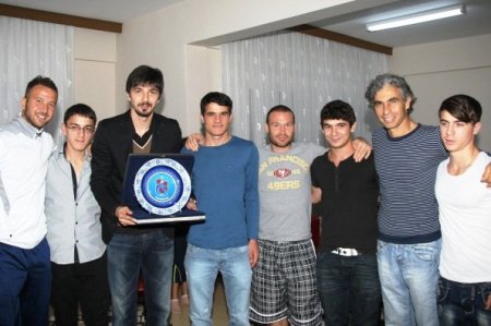 Trabzonsporlu futbolcular, sevgi evlerindeki gençleri ziyaret etti