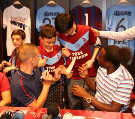 Trabzonsporlu futbolcular, taraftarlardan destek istedi