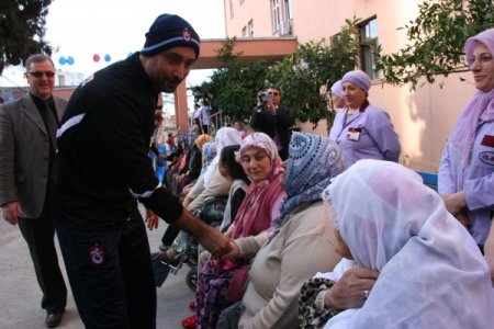 Trabzonsporlu futbolculardan huzurevi sakinlerine ziyaret