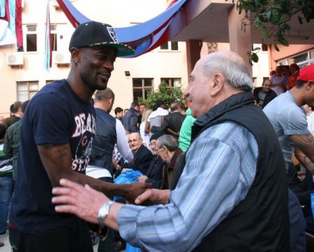 Trabzonsporlu futbolculardan huzurevi sakinlerine ziyaret