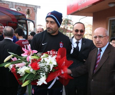 Trabzonsporlu futbolculardan huzurevi sakinlerine ziyaret