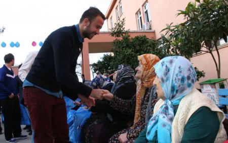 Trabzonsporlu futbolculardan huzurevi sakinlerine ziyaret