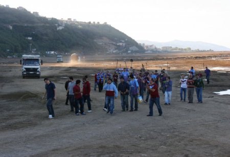 Trabzonsporlu taraftarlar, oyuncak kamyonlarla stat için dolgu yaptı