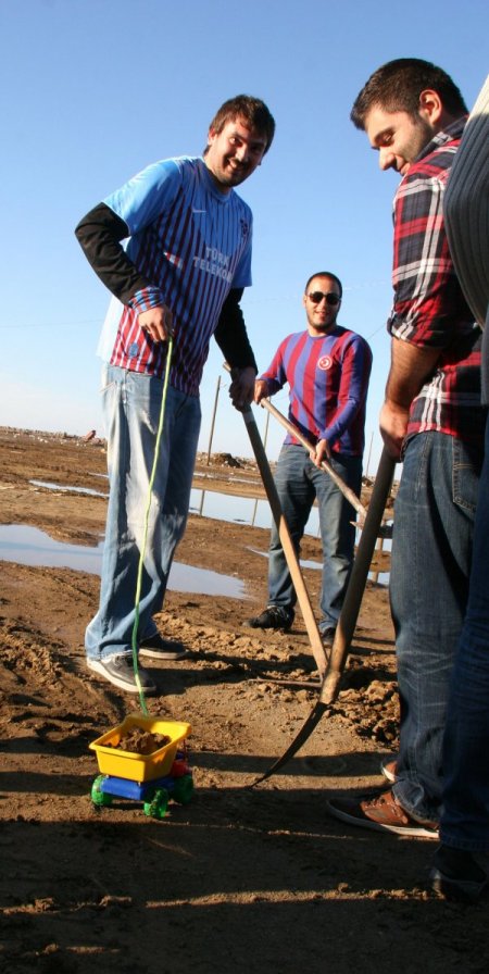 Trabzonsporlu taraftarlar, oyuncak kamyonlarla stat için dolgu yaptı