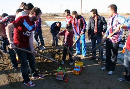 Trabzonsporlu taraftarlar, oyuncak kamyonlarla stat için dolgu yaptı