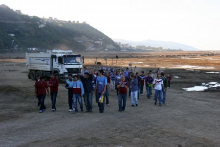 Trabzonsporlu taraftarlar, oyuncak kamyonlarla stat için dolgu yaptı