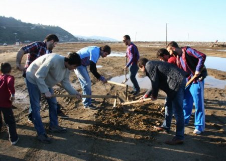 Trabzonsporlu taraftarlar, oyuncak kamyonlarla stat için dolgu yaptı