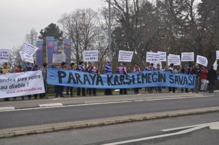 Trabzonsporlu taraftarlar UEFA Genel Merkezi önünde eylem yaptı