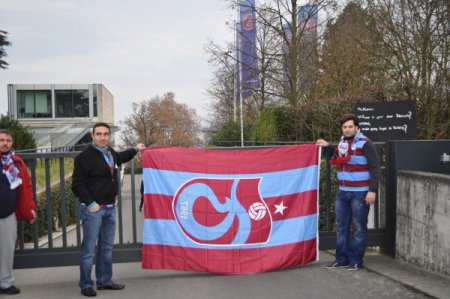 Trabzonsporlu taraftarlar UEFA Genel Merkezi önünde eylem yaptı