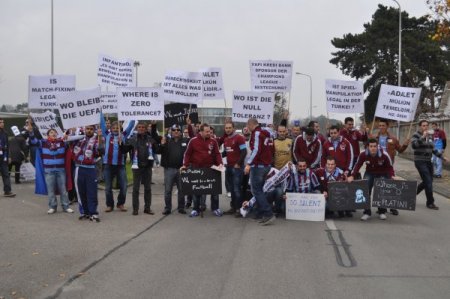 Trabzonsporlu taraftarlar UEFA Genel Merkezi önünde eylem yaptı