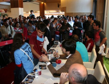 Trabzonsporlu Tolga ve Adrian, taraftarlarla buluştu