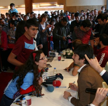 Trabzonsporlu Tolga ve Adrian, taraftarlarla buluştu