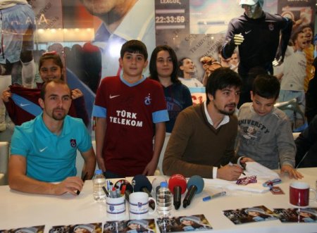 Trabzonsporlu Tolga ve Adrian, taraftarlarla buluştu