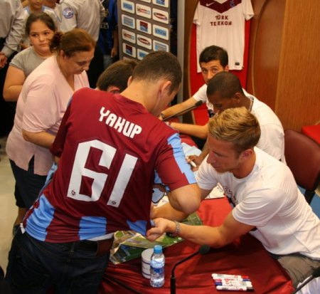 Trabzonspor’un yeni transferleri Janko ve Emerson, taraftarlarla buluştu