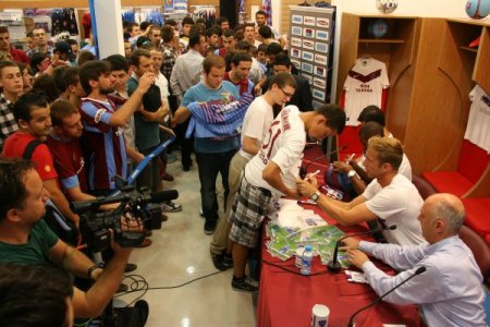 Trabzonspor’un yeni transferleri Janko ve Emerson, taraftarlarla buluştu