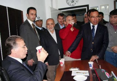 Trafik Ekipleri, Bucak'ta Tbmm Başkanı Şahin'e De Salep İkram Etti