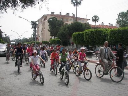 Trafik Haftası Dolayısıyla Öğrenciler Bisiklet Konvoyu Oluşturdu