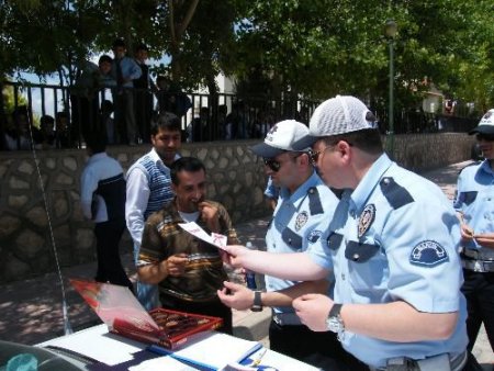 'trafik Haftası'nda Polis Sürücüleri Uyardı, Çikolata İkram Etti