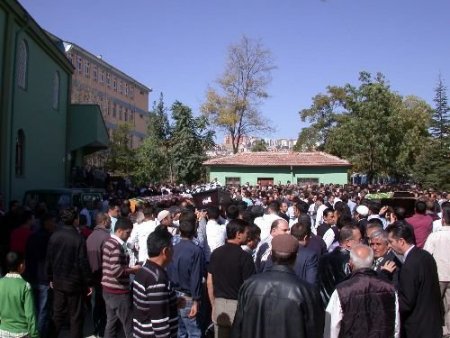 Trafik Kazası Kurbanı Samet'i Sınıf Arkadaşları Son Yolculuğuna Uğurladı