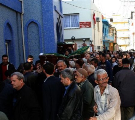 Trafik Kazası Sonucu Ölen 3 Kişi İzmir'de Toprağa Verildi