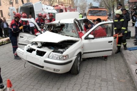 Trafik kazası tatbikatı gerçeğini aratmadı
