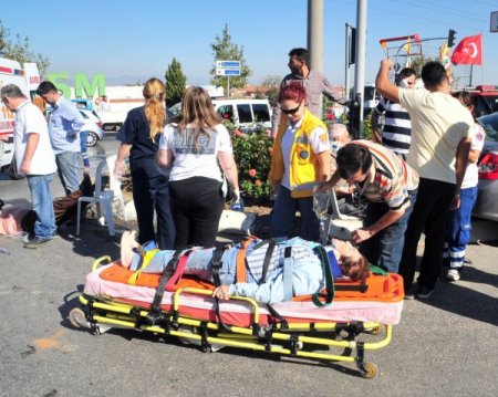 Trafik kazasında 90 yaşındaki sürücüyle birlikte 6 kişi yaralandı