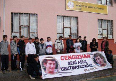 Trafik Kazasında Arkadaşını Kaybeden Lise Öğrencilerinden Pankartlı Protesto
