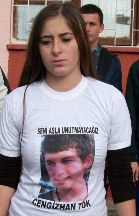 Trafik Kazasında Arkadaşını Kaybeden Lise Öğrencilerinden Pankartlı Protesto