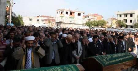 Trafik Kazasında Hayatını Kaybeden 3 Kişi Toprağa Verildi
