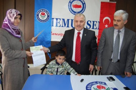 Trafik Kazasında Hayatını Kaybeden Öğretmenin Eşine 15 Bin Tl Destek