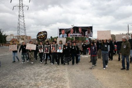 Trafik Kazasında Ölen 4 Gencin Ailesi Protesto Yürüyüşü Düzenledi