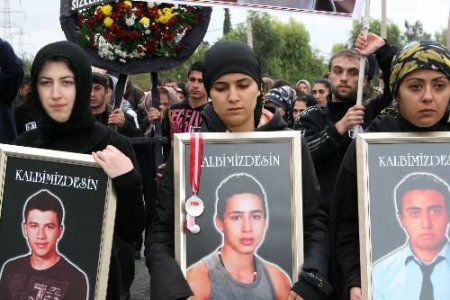 Trafik Kazasında Ölen 4 Gencin Ailesi Protesto Yürüyüşü Düzenledi