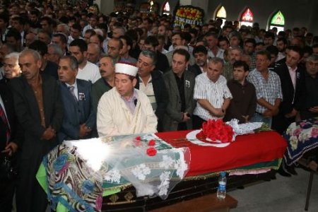 Trafik Kazasında Ölen Genç Kızın Cenazesi Defnedildi