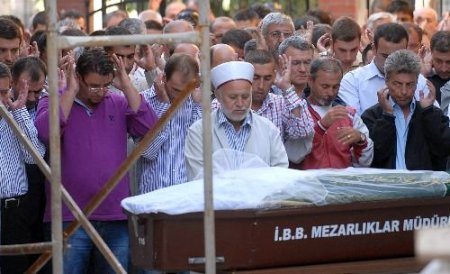 Trafik Kazasında Ölen Üniversiteli Genç Kız, Beyaz Duvağıyla Toprağa Verildi