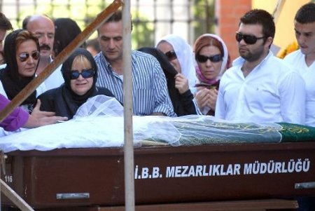 Trafik Kazasında Ölen Üniversiteli Genç Kız, Beyaz Duvağıyla Toprağa Verildi