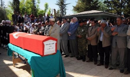 Trafik kazasında şehit düşen asker defnedildi