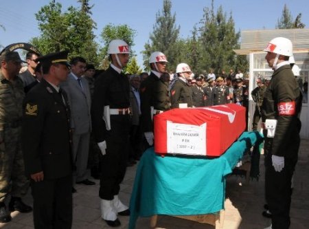 Trafik kazasında şehit düşen asker defnedildi