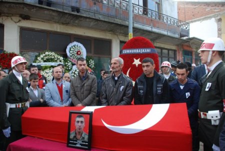 Trafik kazasında şehit olan Kocaelili er, toprağa verildi